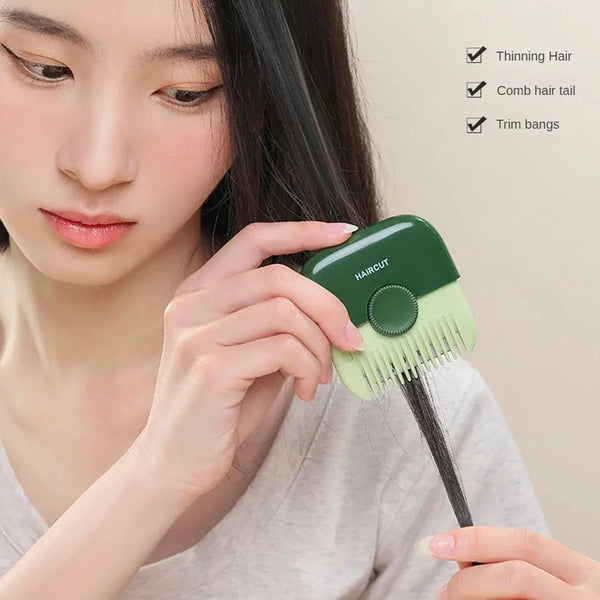 Portable comb for cutting children's hair safely and accurately