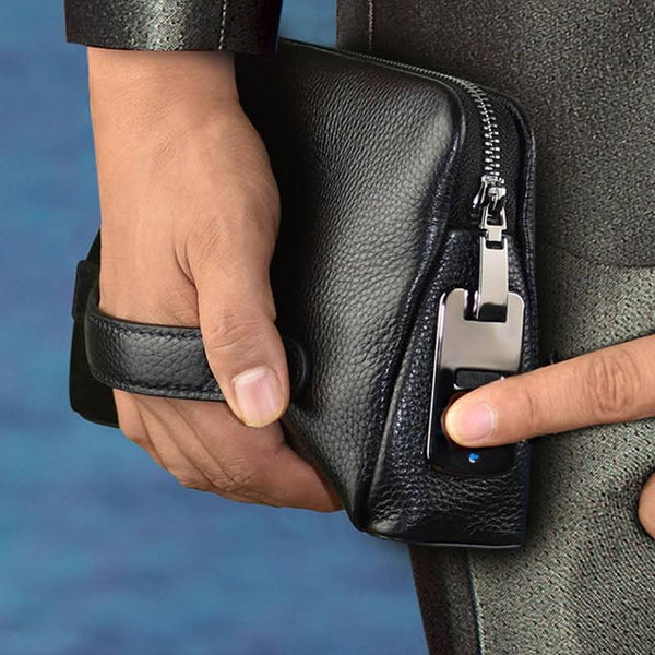حقيبة الجلد الأصلية الفاخرة مع قفل بصمة الإصبع: الأمان والأناقة في تصميم واحد للرجال والنساء